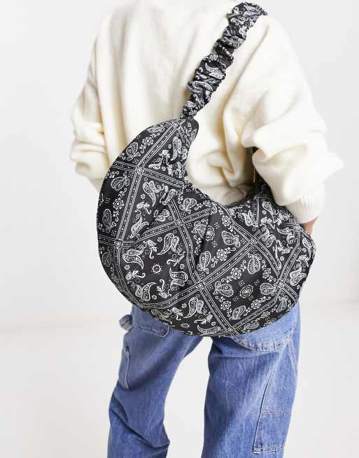 Glamorous - Tote met bandanaprint met bloemen in zwart, 2 van 4