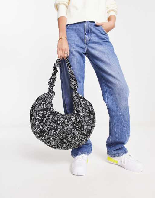 Glamorous - Tote met bandanaprint met bloemen in zwart, 3 van 4