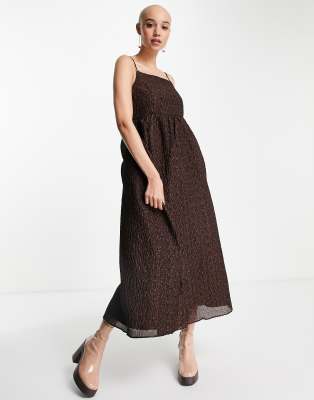 Glamorous – Trapezförmiges Midikleid mit Camisole-Trägern aus strukturiertem Material in Braun