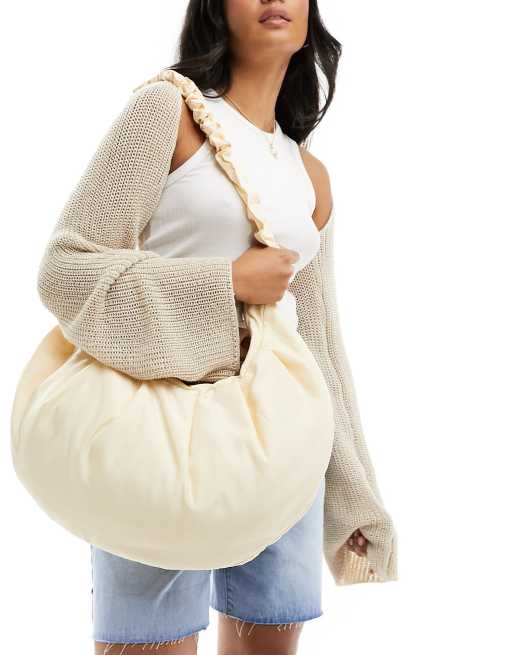 Glamorous – Übergroße, geraffte Schultertasche aus Nylon in gebrochenem Weiß