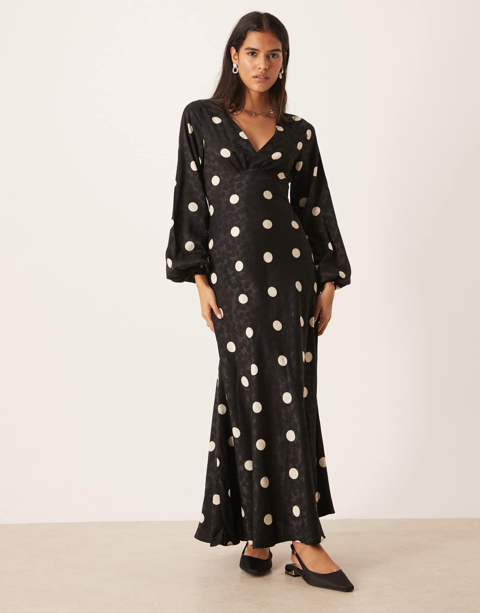 Гламурное жаккардовое макси-платье с V-образным вырезом в черный горошек