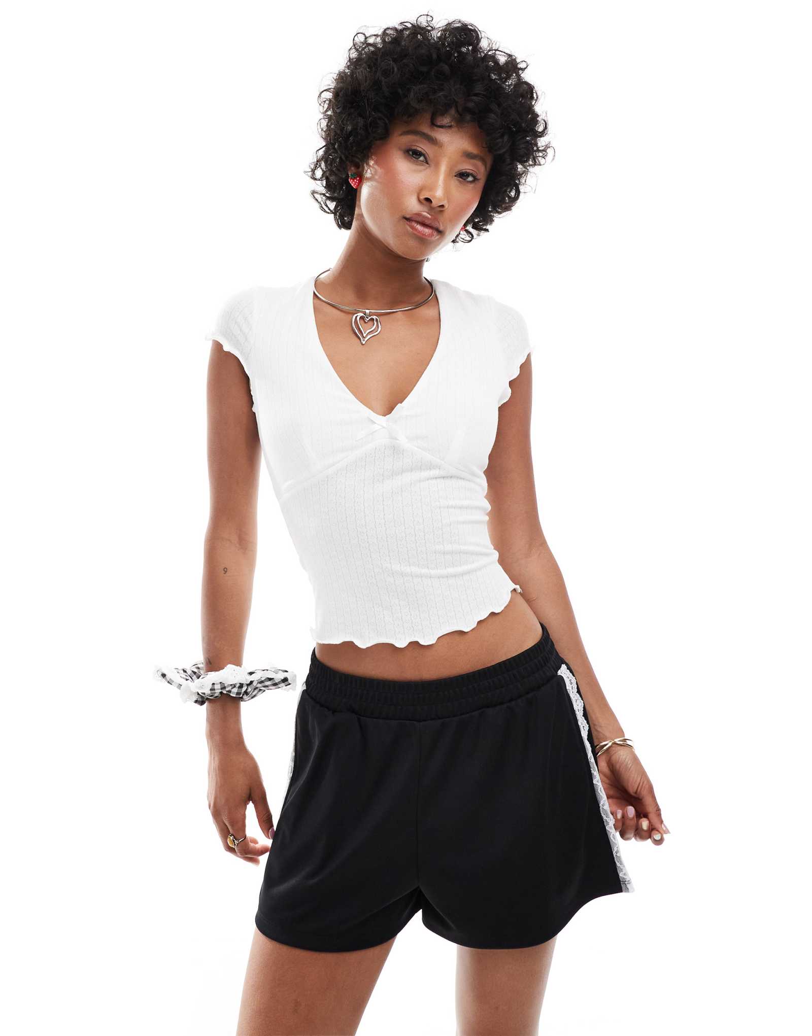 Приталенная футболка с гламурным V-образным вырезом с бантом 2790₽