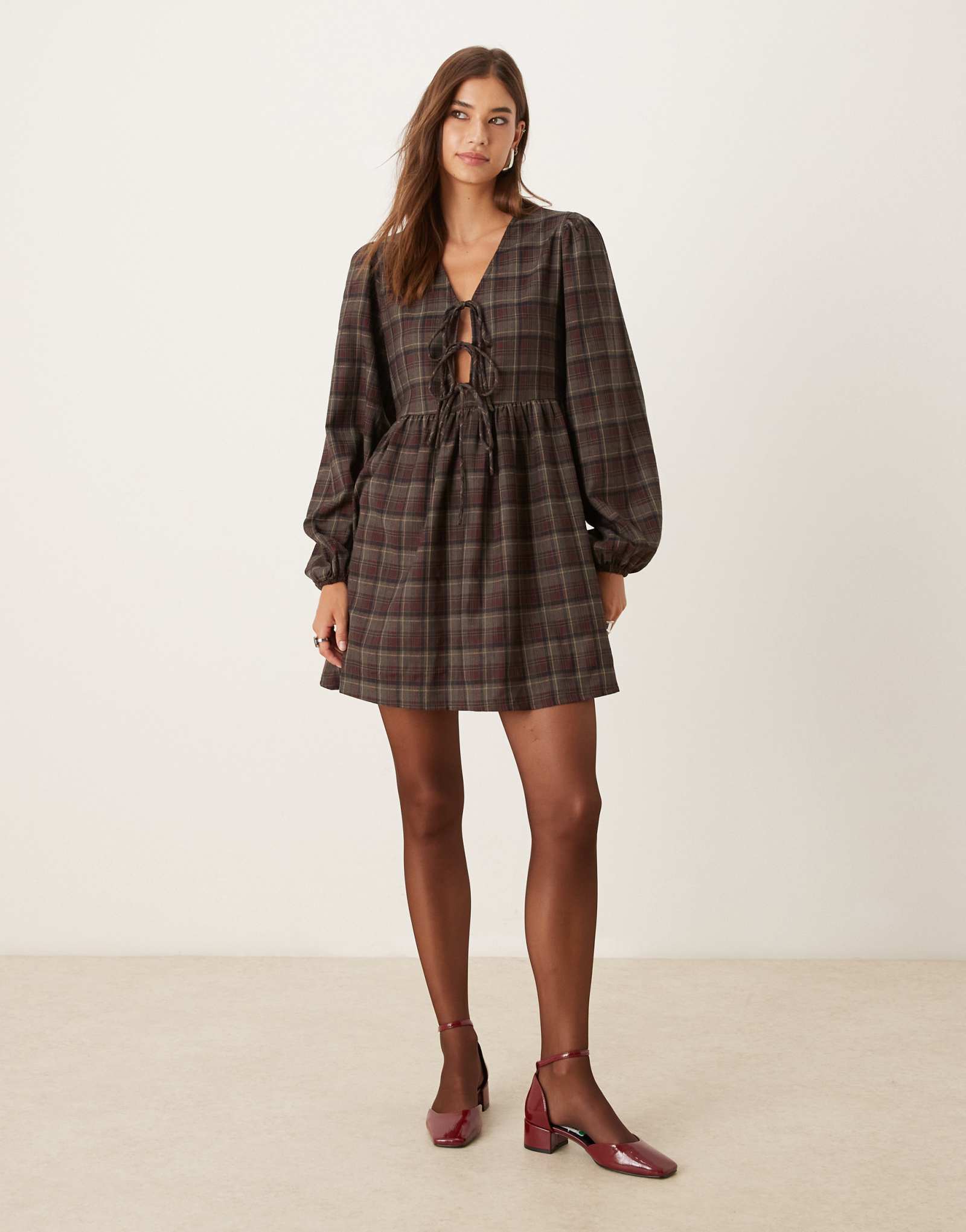 Гламурное мини-платье-халат с v-образным вырезом и галстуком спереди и длинным рукавом в бордовую клетку