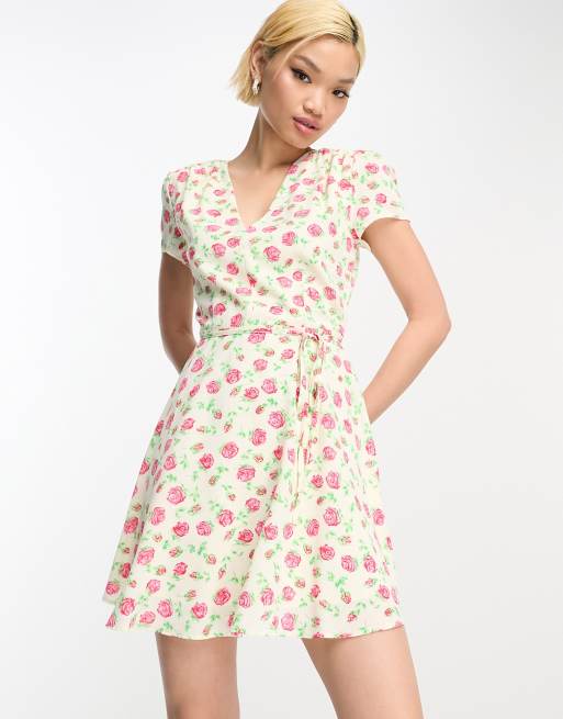 Glamorous v neck tie waist dress in rose bud floral