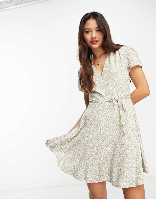 Glamorous - v neck tie waist mini tea dress in cream spring floral