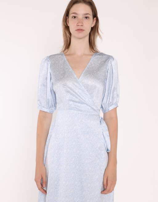 Glamorous V-neck wrap midi-dress in pale blue ditsy, 3 of 4