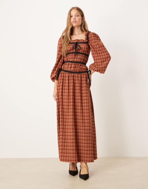 Glamorous - Vestito al polpaccio a maniche lunghe marrone e rosso a quadri con scollo squadrato e dettagli neri a contrasto