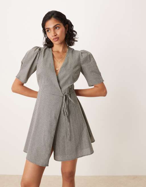 Glamorous - Vestito corto a portafoglio a maniche corte nero a quadretti