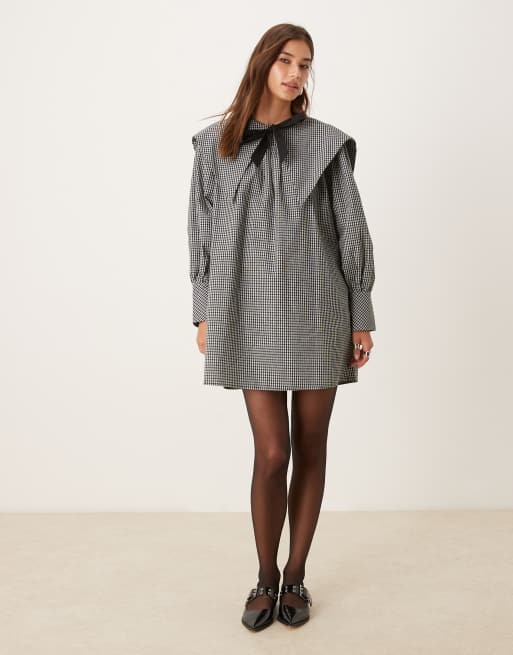 Glamorous - Vestito grembiule corto a quadri bianchi e neri con colletto oversize e fiocco