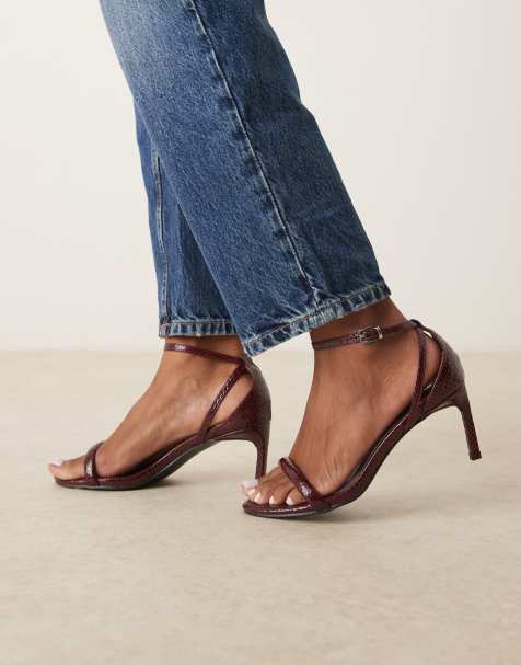 Glamorous – Vinröda, krokodilskinnsmönstrade barely there-sandaler med klackar - view 1