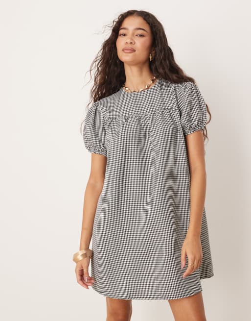 Glamorous – Vit- och svartrutig, smockad babydoll-klänning i dra på-modell, 2 av 4