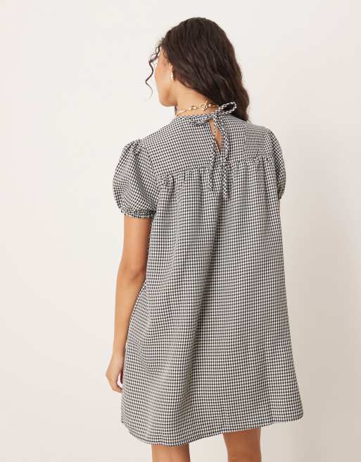Glamorous – Vit- och svartrutig, smockad babydoll-klänning i dra på-modell, 4 av 4
