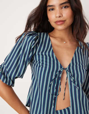 GLAMOROUS VOLUME SLEEVE BLOUSE WITH TIE FRONT 