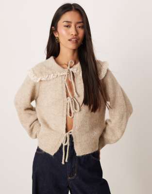 Glamorous - Vorne gebundene Strickjacke in Hellbeige mit Rüschenkragen-Brown