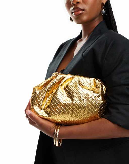 Glamorous - Vævet guldfarvet clutch med aftagelig kædestrop