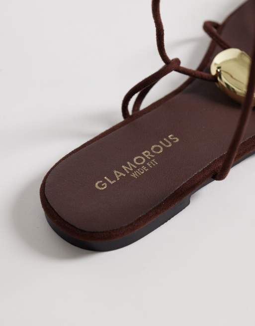 Glamorous Wide Fit – Bruna, platta sandaler i mockaimitation med guldfärgade detaljer, 4 av 4
