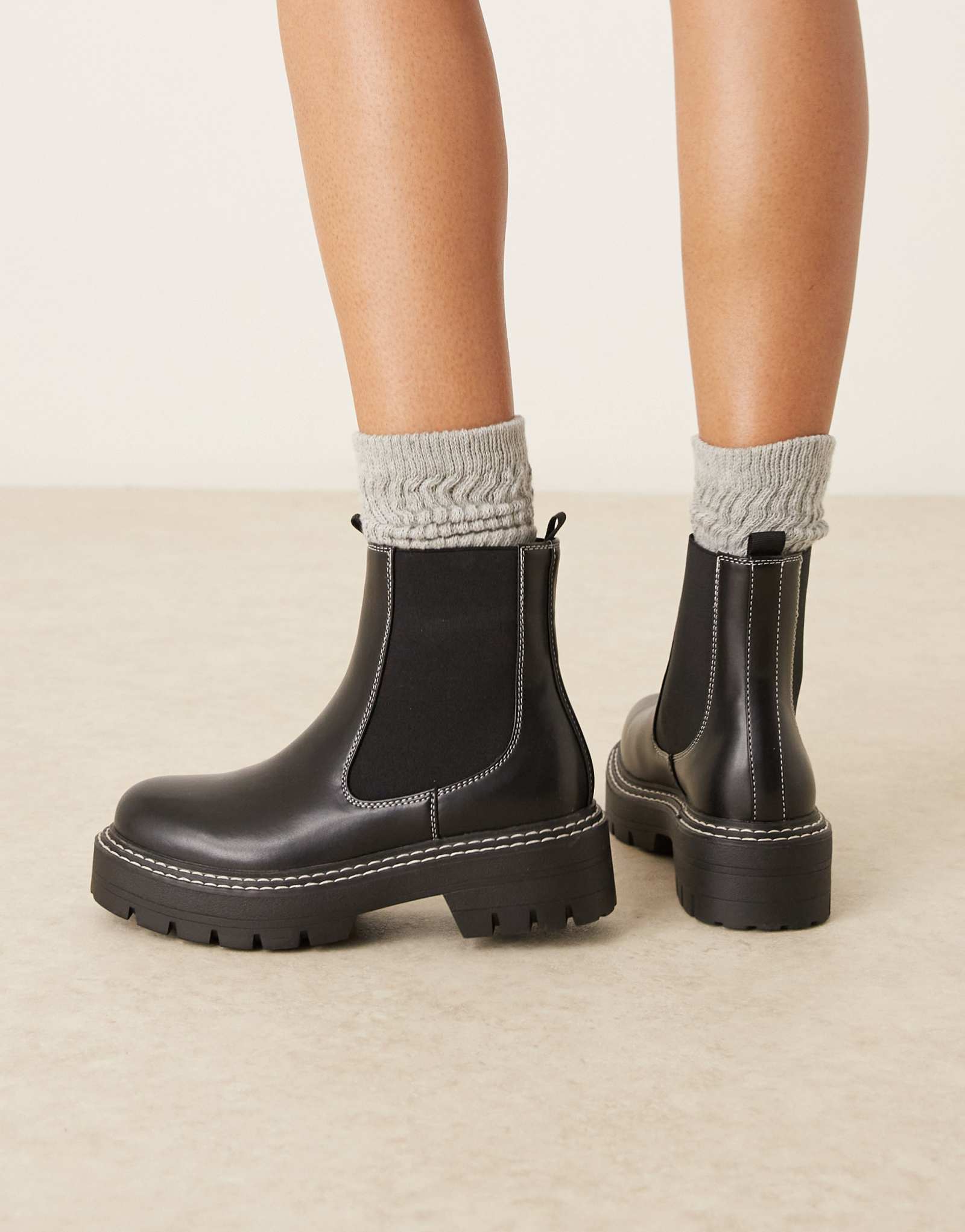 Гламурные широкие ботильоны на низком каблуке черного цвета