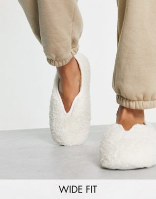cream fluffy slippers in cream-White