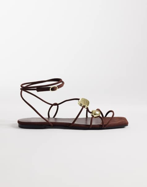 Glamorous Wide Fit – Flache Sandalen aus braunem Wildlederimitat mit goldfarbenem Detail - view 1