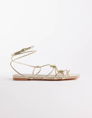 Glamorous Wide Fit - Flache Sandalen in Gold mit goldfarbenem Detail-Rot