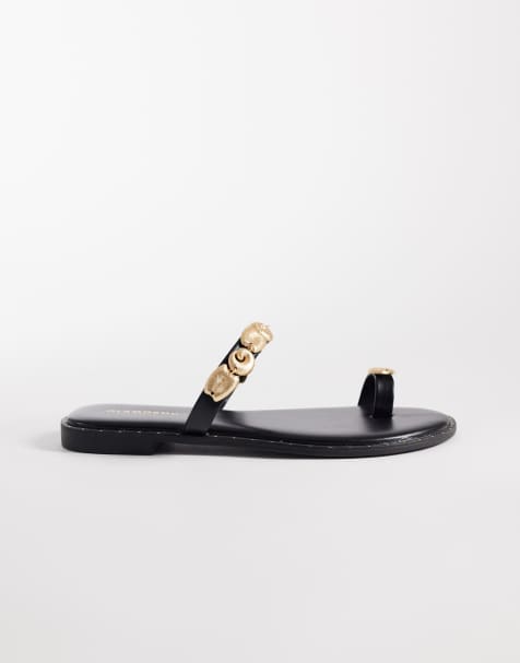 Glamorous Wide Fit – Flache Sandalen in Schwarz mit goldfarbener Muschelverzierung - view 1