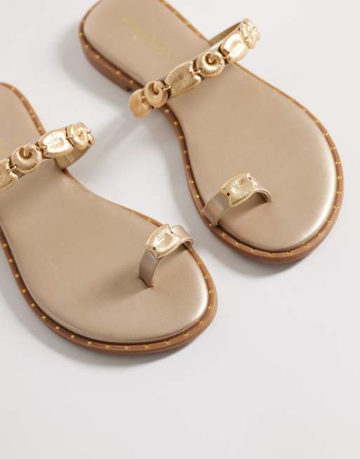 Glamorous Wide Fit - Flade sandaler med guldfarvede skaldetaljer, 2 af 4