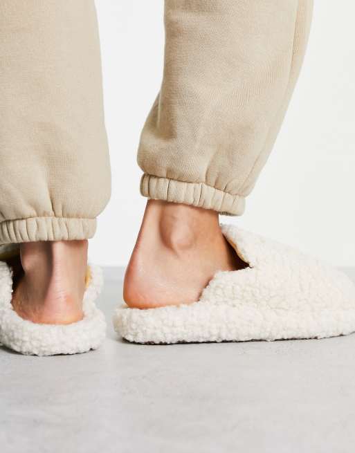 Fluffy slides best sale for wide feet