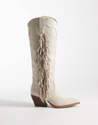Glamorous Wide Fit - Kniehohe Westernstiefel aus Wildlederimitat in Cremeweiß mit Fransen