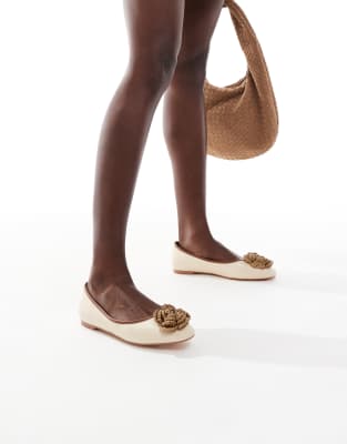 Glamorous Wide Fit – Kremowe płaskie buty z plecionym kwiatem - view 1