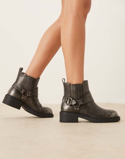 Glamorous Wide Fit - Lage enkellaarzen met metalen details in zwart met wassing