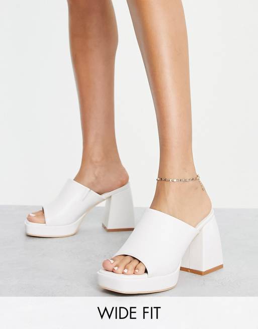 Glamorous Wide Fit – Mules in Weiß mit Absatz und Plateausohle, weite Passform