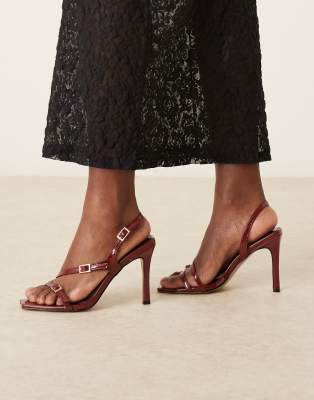 Glamorous Wide Fit - Sandalen in Burgunderrot mit Absatz, Schnallendetails und Lackoptik, weite Passform