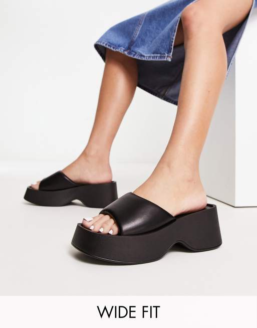 Glamorous Wide Fit – Sandalen in Schwarz mit flacher Plateausohle in weiter Passform