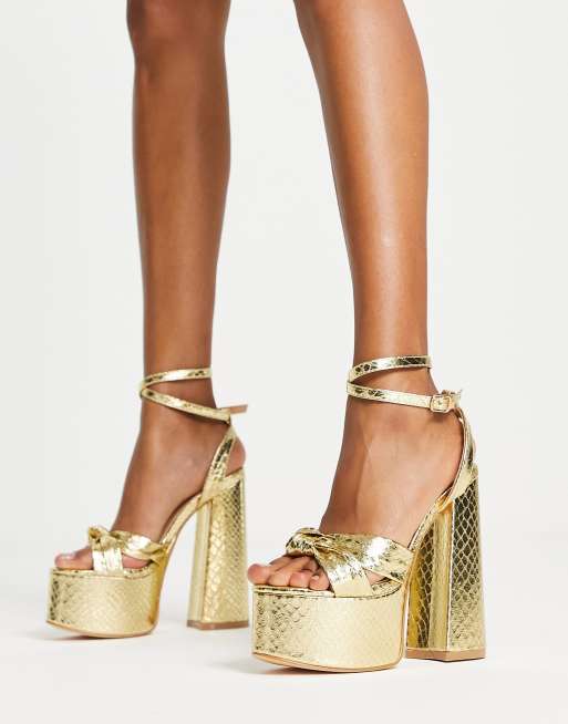 Glamorous Wide Fit - Sandalen met plateauhak en slangenprint in goud