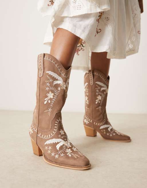 Glamorous Wide Fit - Stivali stile western al ginocchio color cuoio a pianta larga con ricamo