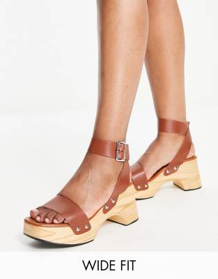 summer clog sandals in tan-Brown