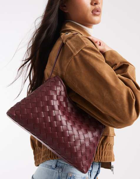 Glamorous woven shoulder bag in burgundy - view 1