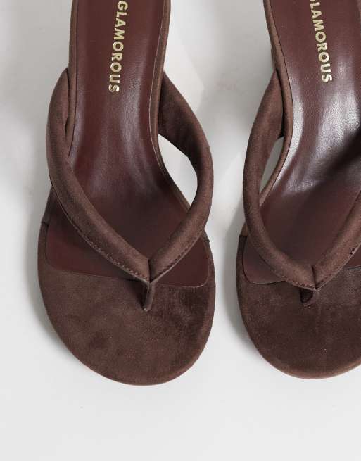 Glamorous – Zehenstegsandalen aus Wildleder in Schokobraun mit Keilabsatz, 3 von 4