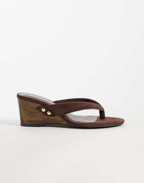 Glamorous – Zehenstegsandalen aus Wildlederimitat in Braun mit Keilabsatz - view 1