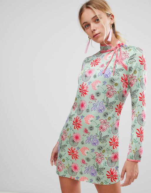 Glamouröses Etuikleid mit Blumenmuster und Mandarinkragen