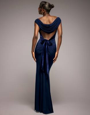 Goddiva - Gerafftes Maxikleid in Marineblau mit Wasserfallausschnitt hinten und Bindebändern aus Samt am Rücken