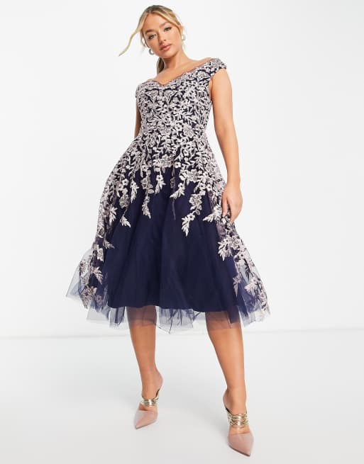 Goddiva - Robe mi-longue en tulle ornementé avec encolure Bardot - Bleu marine