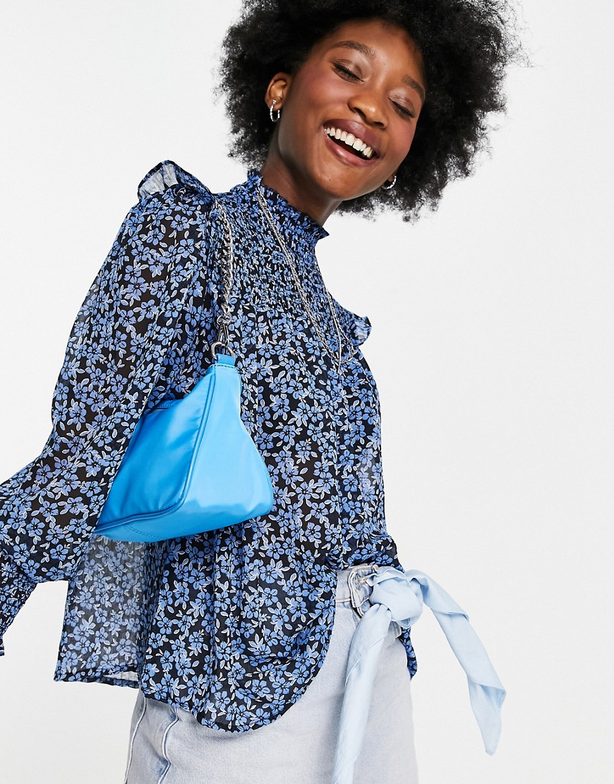 фото Голубая блузка с присборенным высоким воротником и сплошным цветочным узором new look-голубой