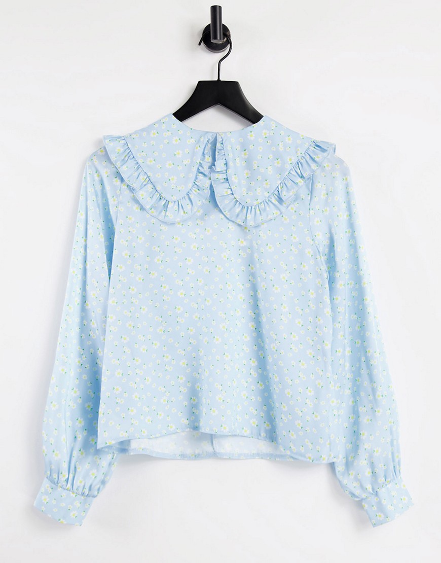 фото Голубая блузка со сплошным принтом из ромашек и широким воротником-нагрудником twisted wunder-многоцветный