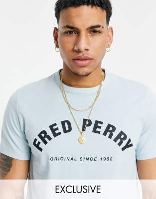 фото Голубая футболка с изогнутым логотипом fred perry – эксклюзивно для asos-голубой