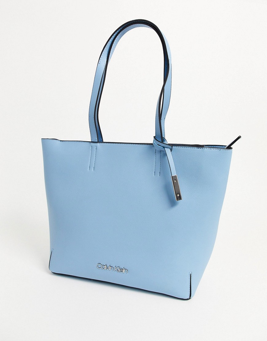 фото Голубая сумка-шоппер со строчками calvin klein-синий