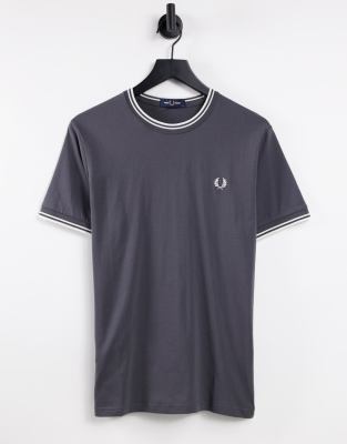 фото Голубовато-серая футболка с двумя контрастными полосками fred perry-серый