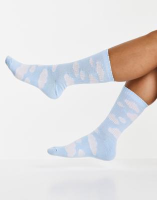 Носки и гольфы Голубые носки до икр с принтом облаков ASOS DESIGN-Голубой