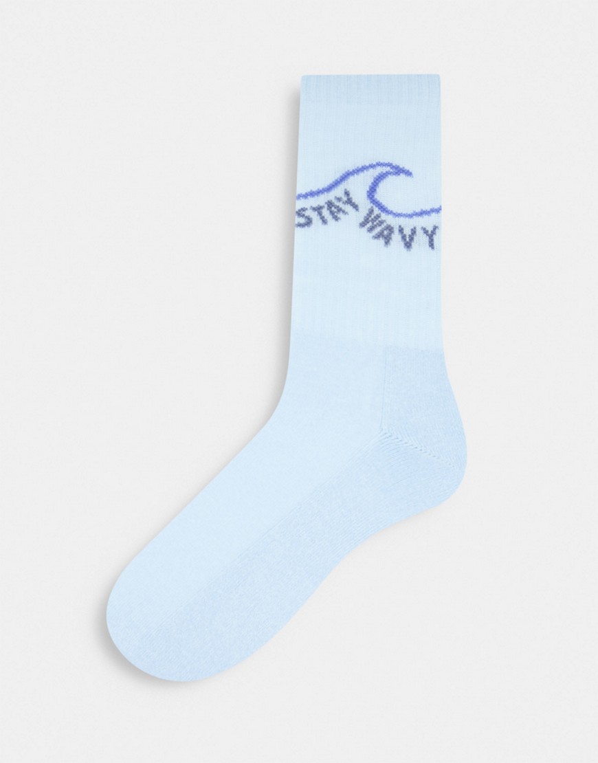 фото Голубые спортивные носки с надписью "stay wavy" asos design-голубой