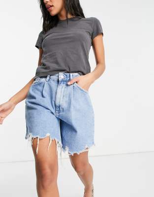  Голубые удлиненные джинсовые шорты со рваным низом штанин Bershka-Голубой